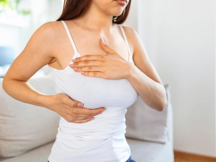 Ce complicații pot apărea după intervenția de implant mamar