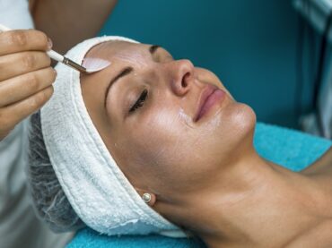 Ce este peelingul chimic și când se recomandă?